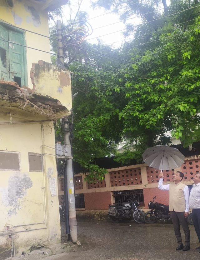 LIC's dilapidated building in Connaught Place could cause a big accident