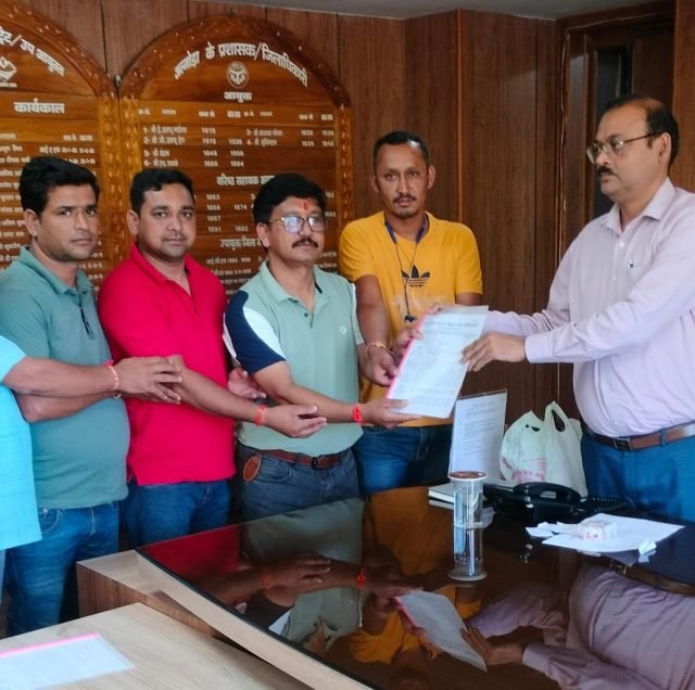 A memorandum was submitted to the District Magistrate demanding the establishment of a Tehsil and a Police Station in Dhaulchhina A memorandum was submitted to the District Magistrate demanding the establishment of a Tehsil and a Police Station in Dhaulchhina