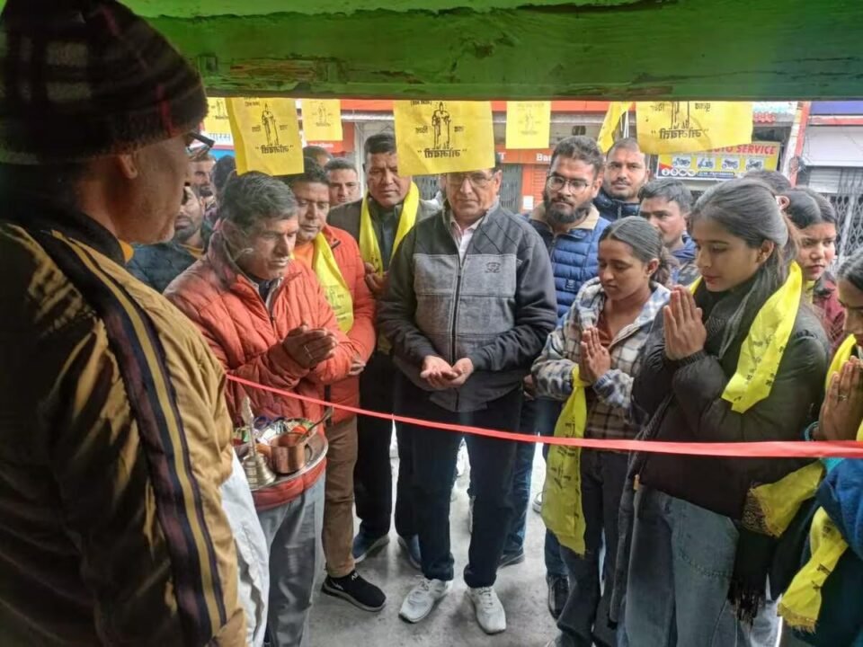 Independent candidate opened election office