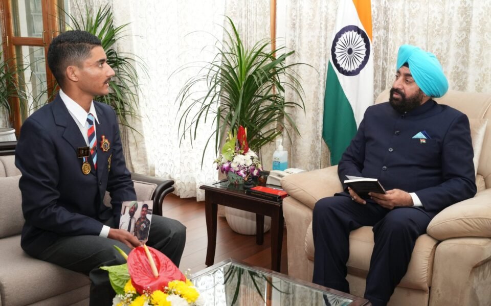 Junior Under Officer Haroon Imtiyaz of NCC Directorate, Jammu met the Governor