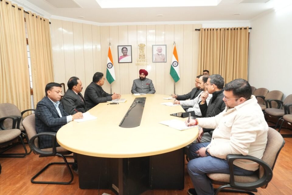 The Vice Chancellor of Uttarakhand Ayurveda University gave a presentation to the Governor regarding the progress of the ongoing research on 'One University - One Research'