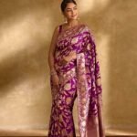 Wearing a Banarasi saree, Mrunal Thakur showed her charming style, fans lost their hearts on the actress's naughty style