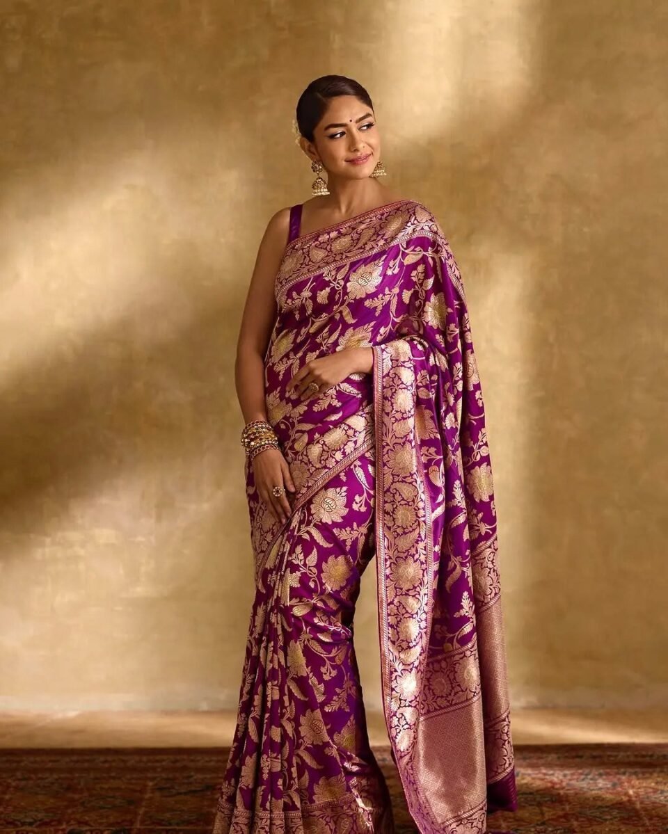 Wearing a Banarasi saree, Mrunal Thakur showed her charming style, fans lost their hearts on the actress's naughty style