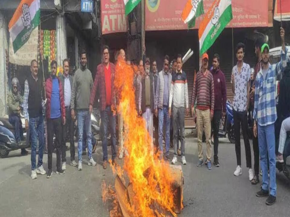 Congressmen, enraged by Premchand's statement, burnt the effigy of the government
