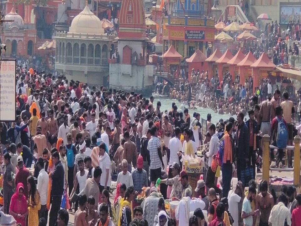 Crowd of devotees gathered at Shiva temples of Haridwar on Mahashivratri