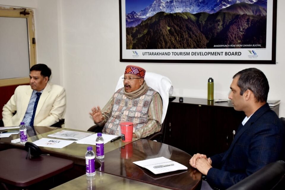 Maharaj gave instructions to the officers to include local artists and yoga teachers in the Yoga Mahotsav