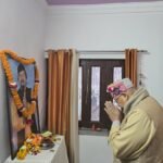 Maharaj paid tribute to Ghanna Bhai by visiting his house