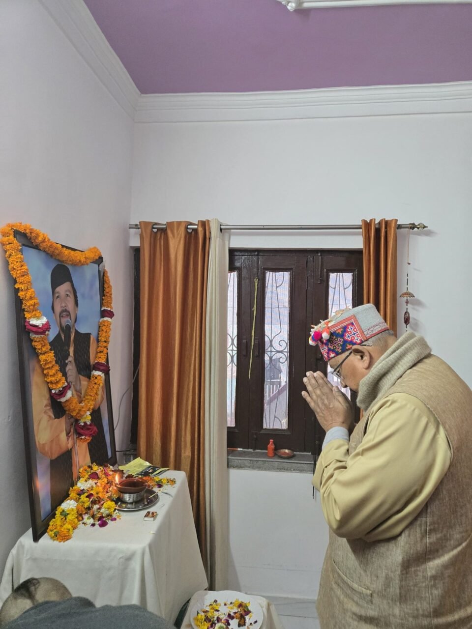 Maharaj paid tribute to Ghanna Bhai by visiting his house