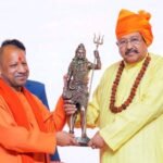 Maharaj praised Yogi for his efficient management during Maha Kumbh