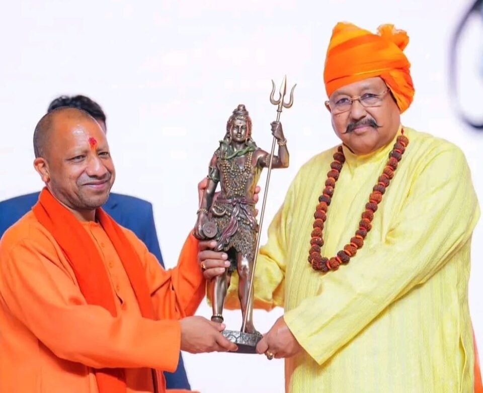 Maharaj praised Yogi for his efficient management during Maha Kumbh