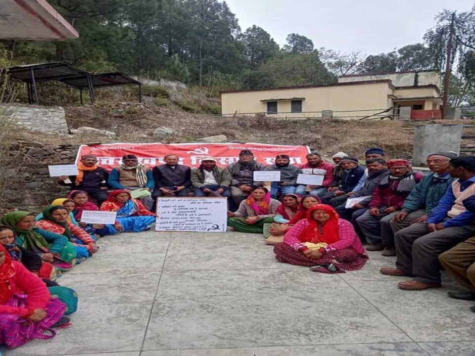 Sloganeering against the forest department in Tharali