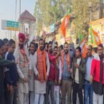 Sweets distributed in Bajpur on BJP's victory in Delhi