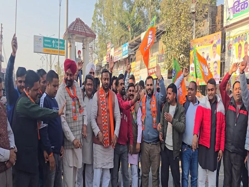 Sweets distributed in Bajpur on BJP's victory in Delhi