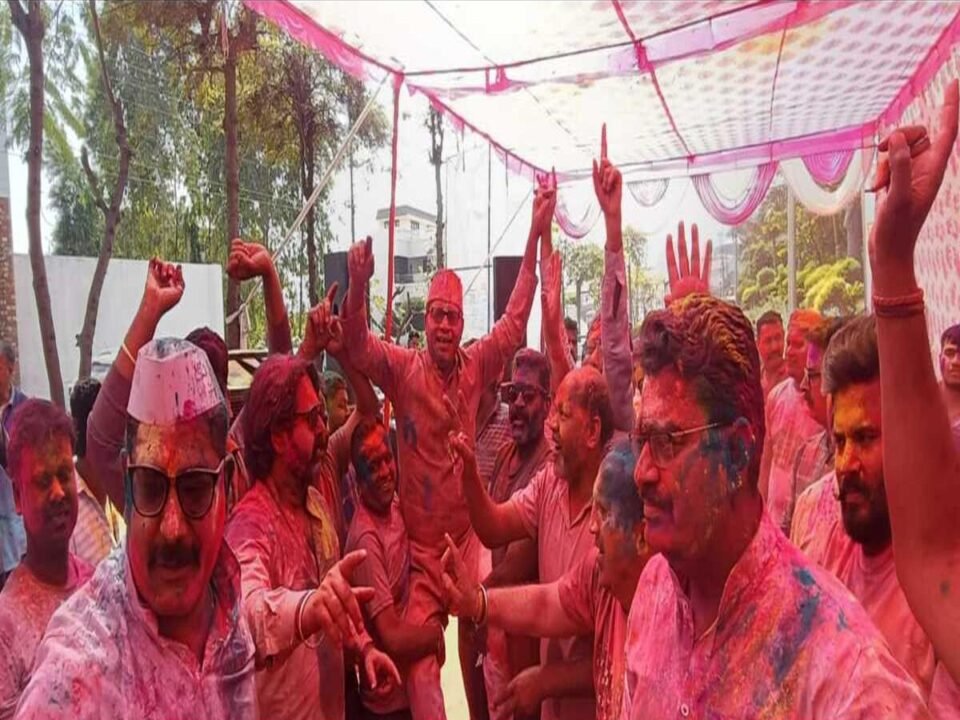 MLA Arora organized Holi Milan function