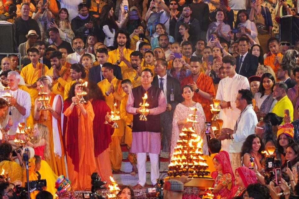 CM Dhami performed Ganga Aarti and worshiped at Parmarth Niketan