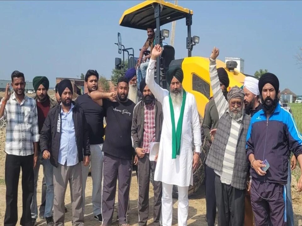Farmers stopped the work of under-construction highway demanding service road