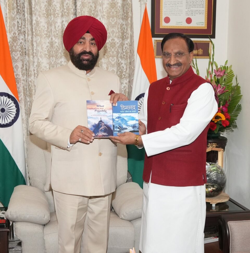 Former CM Dr. 'Nishank' met the Governor and presented his books