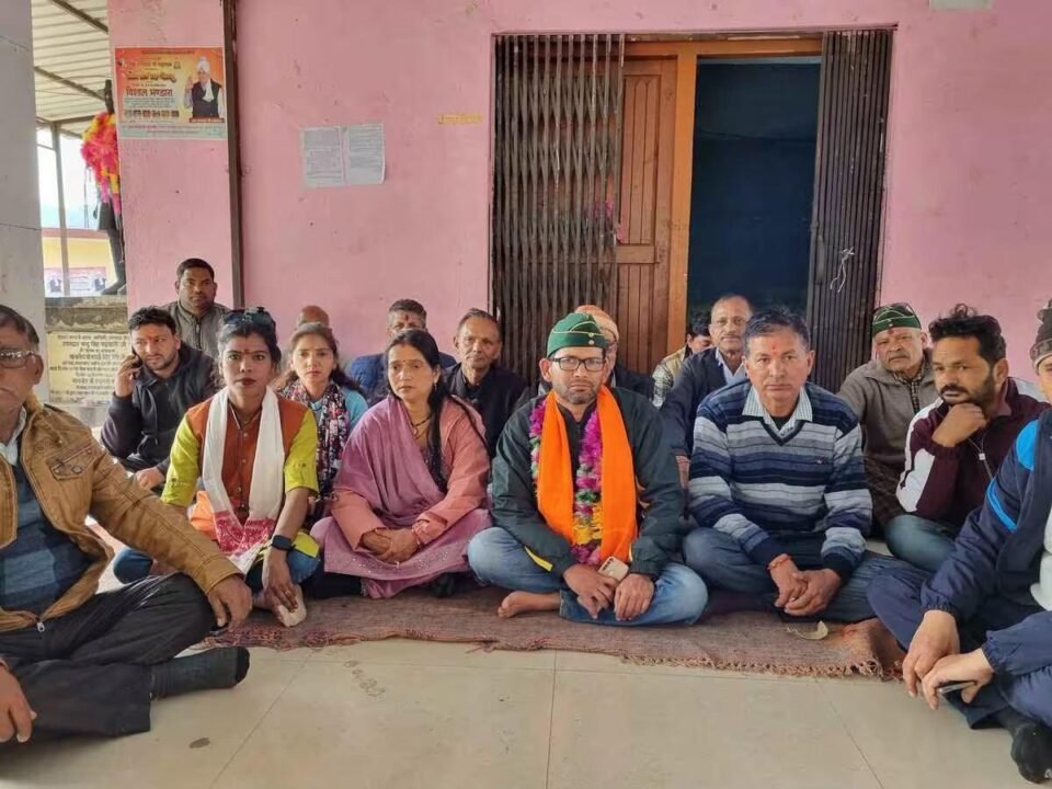 Former soldiers of Amsari sit on indefinite hunger strike
