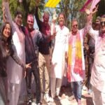Holi was celebrated with great enthusiasm amidst the cold, abir and gulal were thrown in abundance
