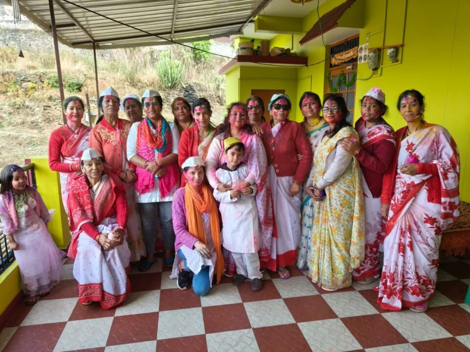 Holi was celebrated with great enthusiasm amidst the cold, abir and gulal were thrown in abundance