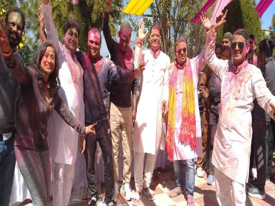 Holi was celebrated with great enthusiasm amidst the cold, abir and gulal were thrown in abundance