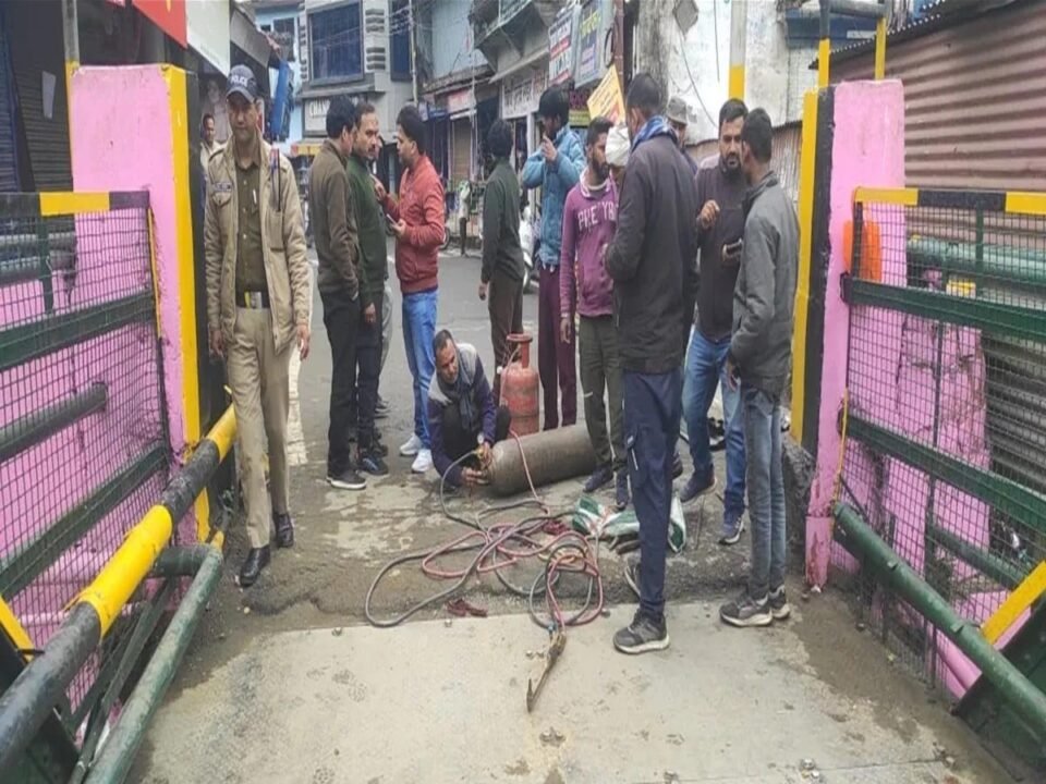 Traders opposed the repair work on Saryu bridge