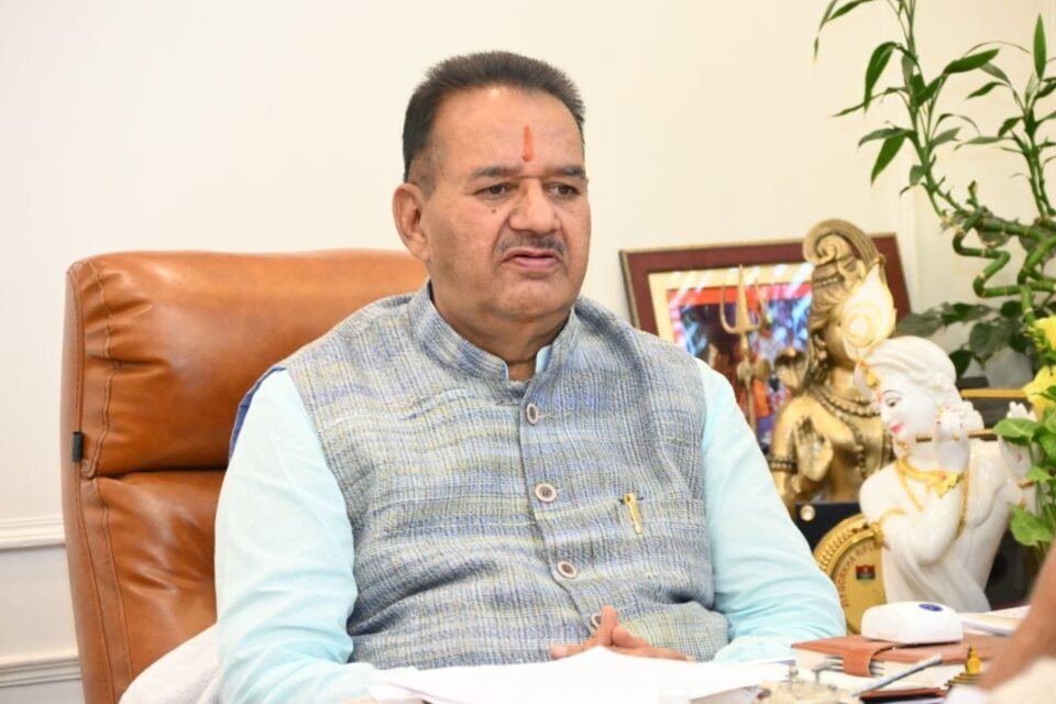 Agriculture Minister Ganesh Joshi immediately took cognizance of the obstacles in the movement of tourists in the Government Garden Chaubatia