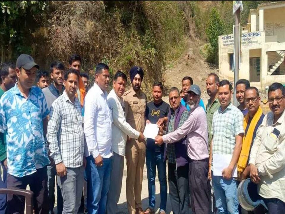 Demanded to open police post in Amritpur