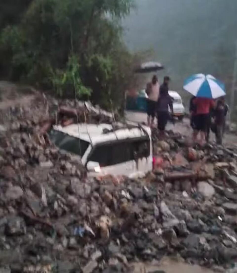 In the midst of scorching heat, rain wreaked havoc in Chamoli, rainwater entered houses and vehicles got buried under debris
