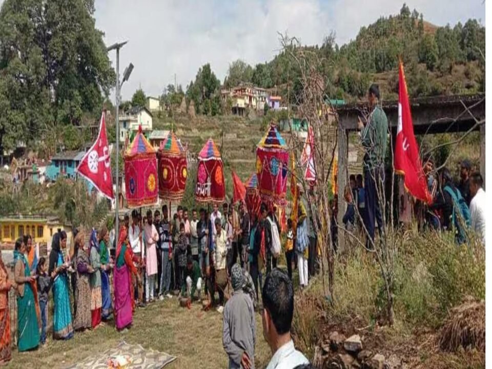 The deity reached the flag temple with a umbrella to give Bhitauli