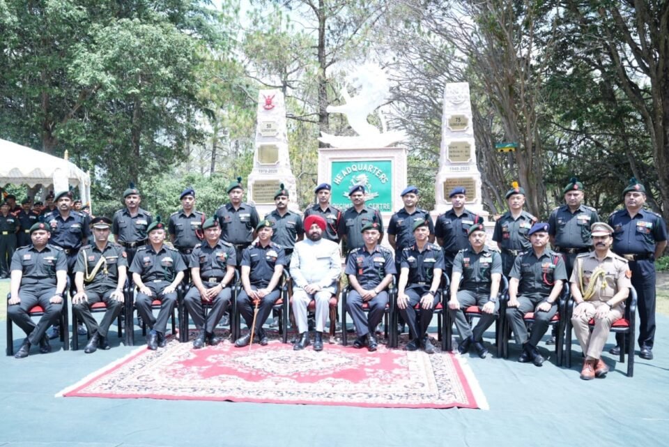 The Governor reached the Kumaon Regiment Center, honored the brave women and met the soldiers