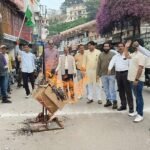 Angry Congress burnt the effigy of BJP in the gang rape case