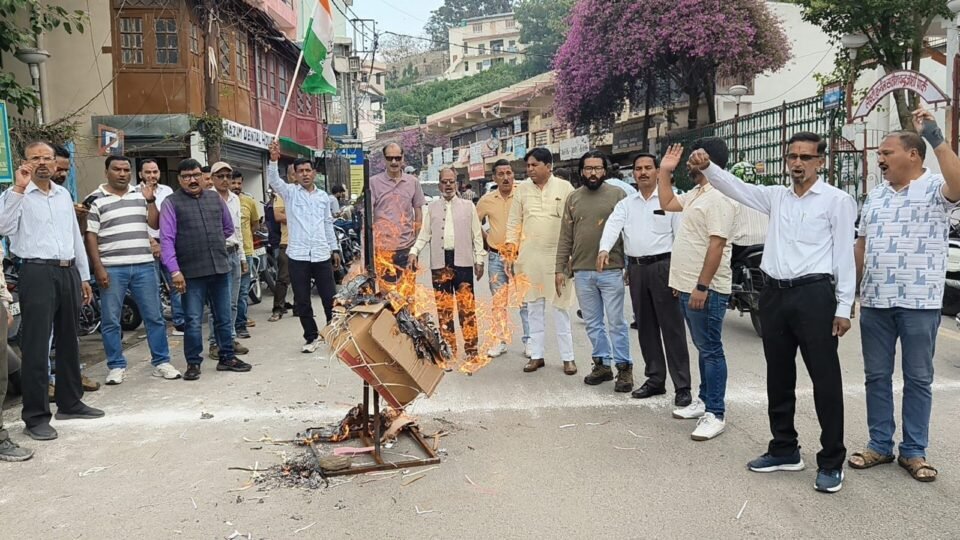Angry Congress burnt the effigy of BJP in the gang rape case