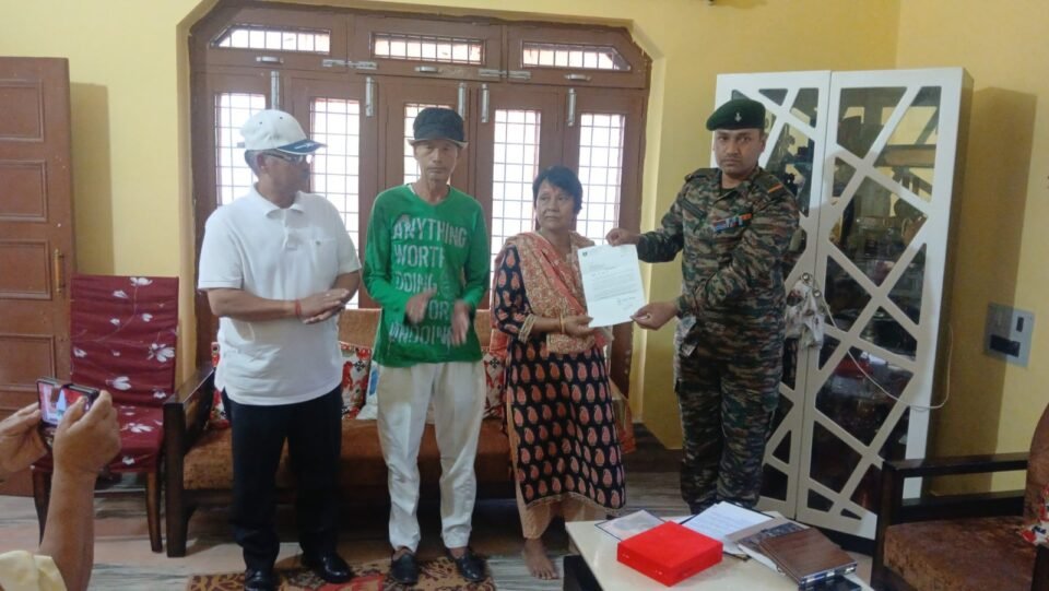 "Salute to Kargil martyrs: Army soldiers reached every home, presented mementoes to the family members"