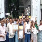 Angry employees begged for money due to non-payment of salary, protested against the Vice Chancellor