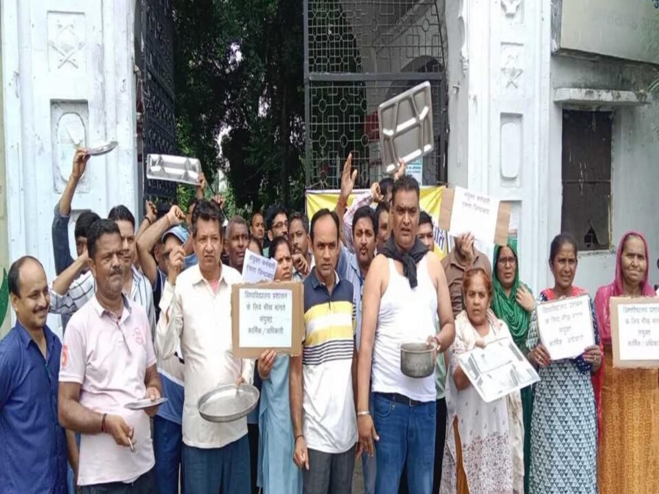 Angry employees begged for money due to non-payment of salary, protested against the Vice Chancellor