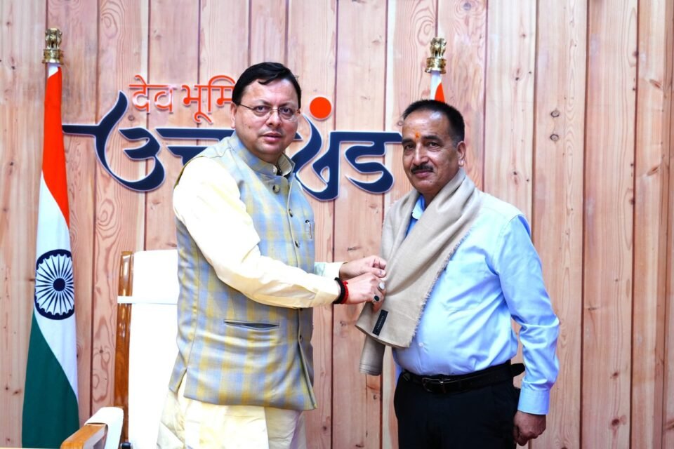 CM Dhami extended his heartfelt best wishes and congratulations to Chief Security Officer Rakesh Devli posted in Chief Minister's security on his retirement