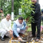 Chief Minister planted a tree under the campaign 'One tree in the name of mother', gave the message of environmental protection