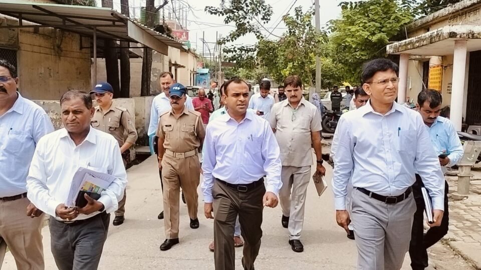 DM Dixit did a surprise inspection of Tehsil Bhagwanpur and Development Block Bhagwanpur