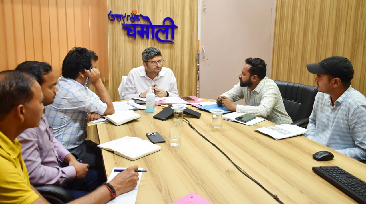 DM reviewed the progress of the construction work of Badrinath Master Plan and gave instructions to speed up the construction work
