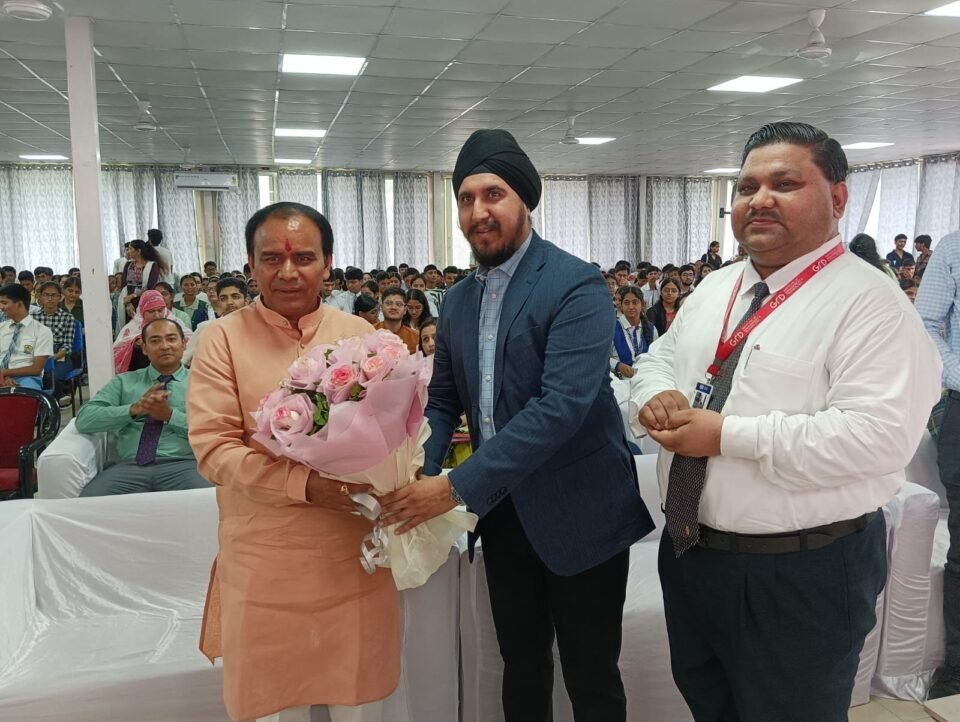 Higher Education Minister Shri Dhan Singh Rawat honored meritorious students in G.R.D.!