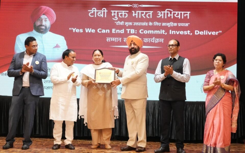 The Governor honoured people who made outstanding contributions in the TB Free India campaign