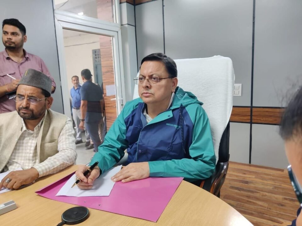 Chief Minister Dhami reviewed the relief and rescue operations from Uttarkashi Disaster Control Room