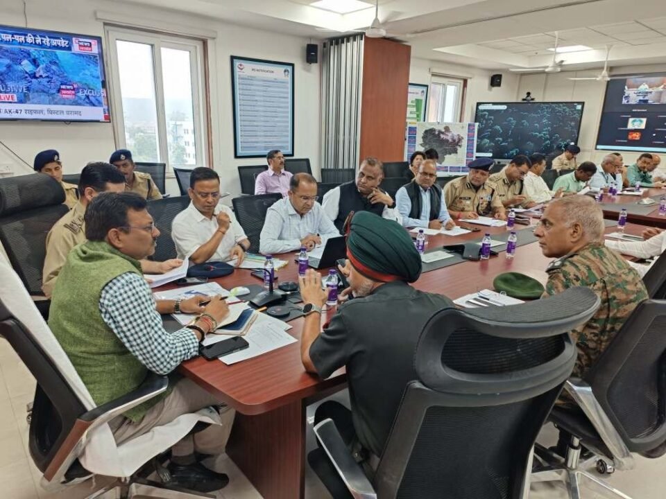 Chief Secretary reviewed the rescue operation with SEOC
