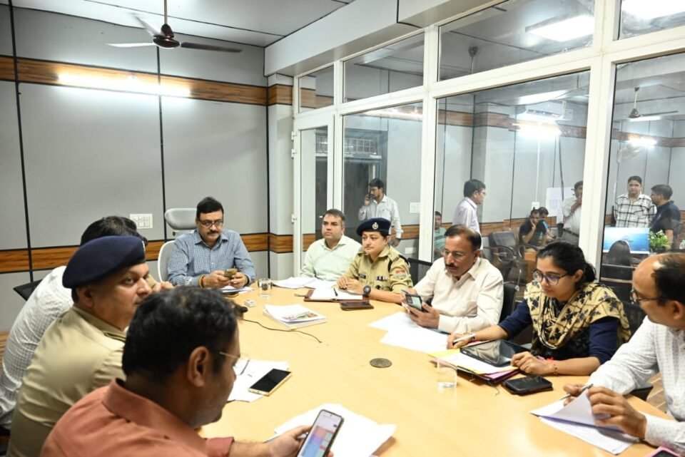 Commissioner Garhwal reached the disaster control room and reviewed the relief and rescue operations