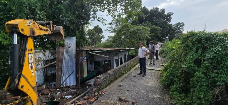 Illegal construction on government land demolished; district administration's crackdown on encroachment continues