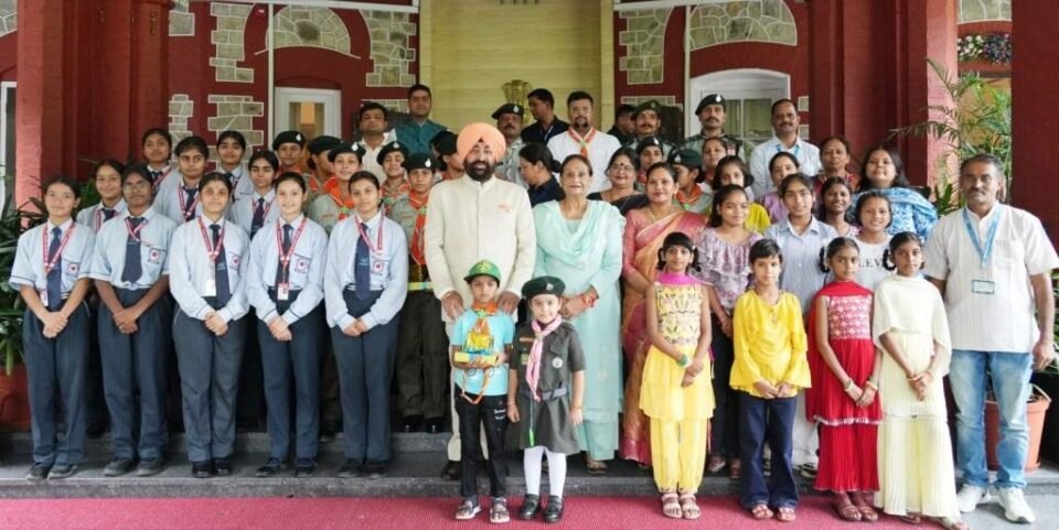 Students reached Raj Bhawan to tie Rakhi to the Governor