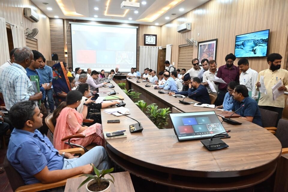 125 complainants were heard in the District Magistrate's Janta Darbar
