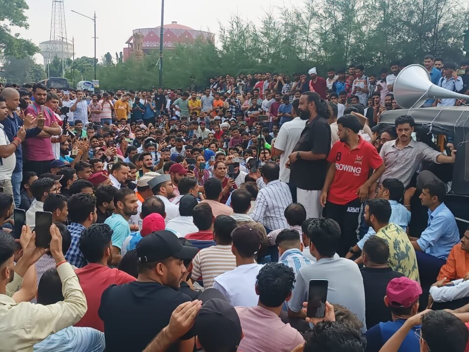 Allegations of paper leaks stir up unrest, unemployed youth march to the secretariat, Dehradun roads blocked