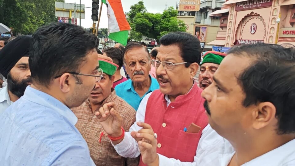 BJP attacked Congress headquarters, Congressmen also protested strongly